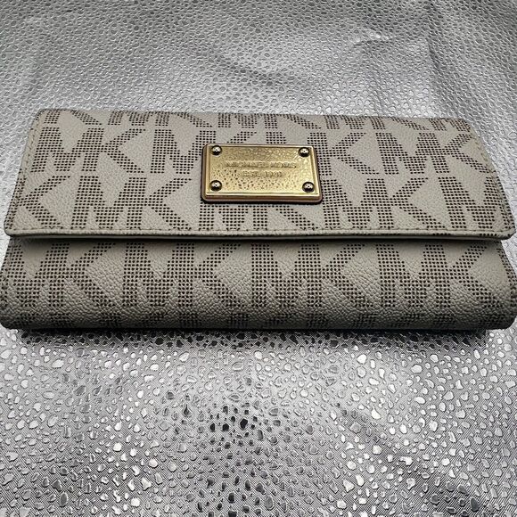 Michael Kors Vanilla Signature Jet Set Leather Wallet Checkbook - Gently Used - Picture 13 of 16